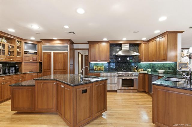 17 Holden Lane, Bayville, NY 11709