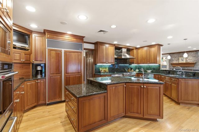 17 Holden Lane, Bayville, NY 11709