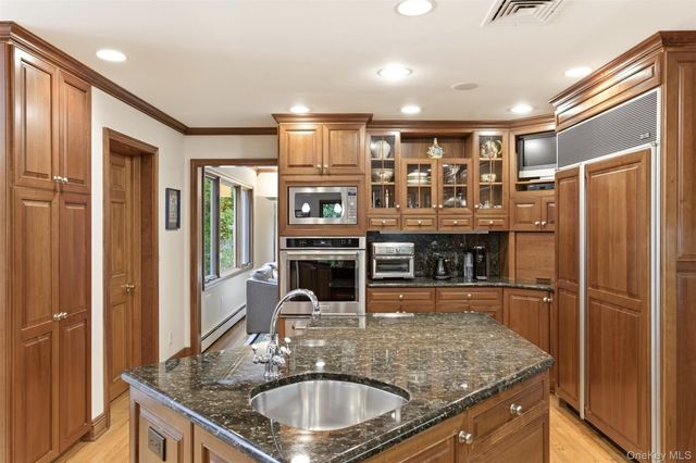 17 Holden Lane, Bayville, NY 11709