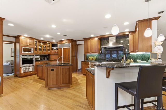 17 Holden Lane, Bayville, NY 11709