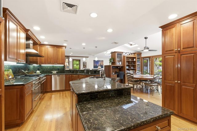 17 Holden Lane, Bayville, NY 11709