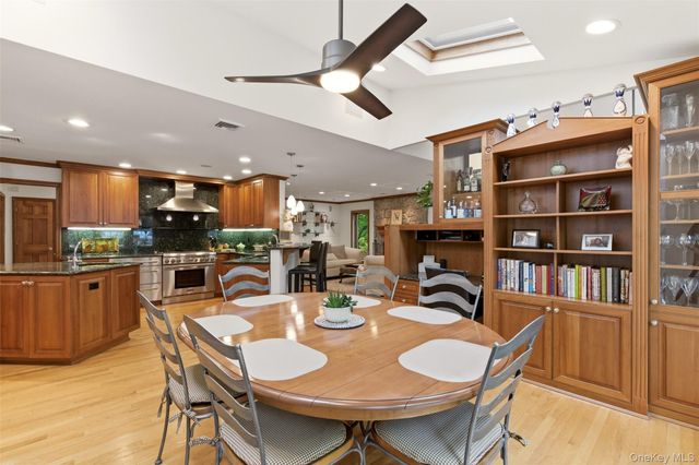 17 Holden Lane, Bayville, NY 11709
