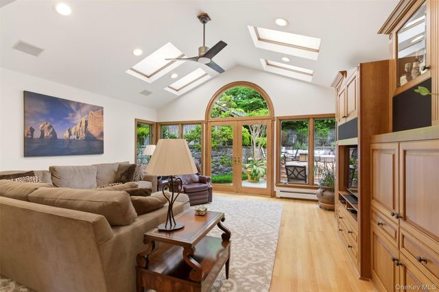 17 Holden Lane, Bayville, NY 11709