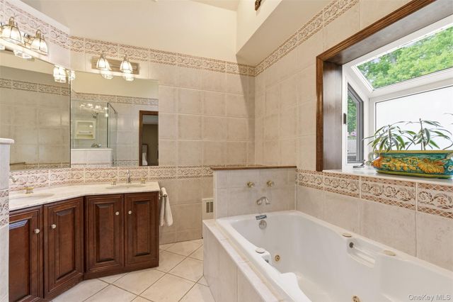 17 Holden Lane, Bayville, NY 11709