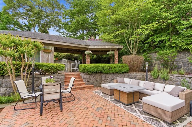17 Holden Lane, Bayville, NY 11709