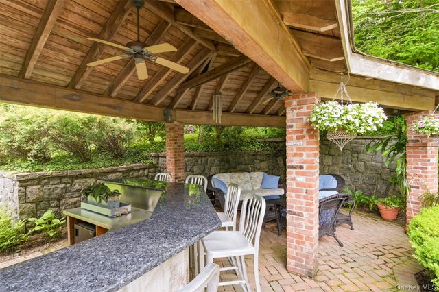 17 Holden Lane, Bayville, NY 11709