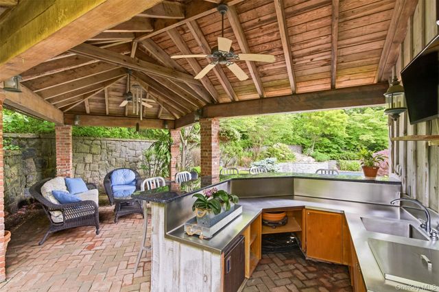 17 Holden Lane, Bayville, NY 11709