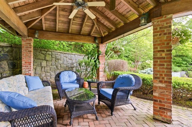 17 Holden Lane, Bayville, NY 11709