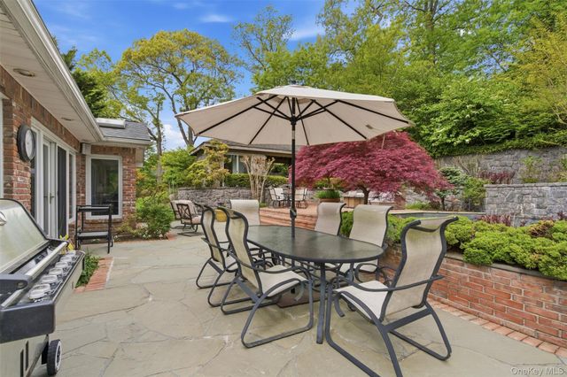 17 Holden Lane, Bayville, NY 11709