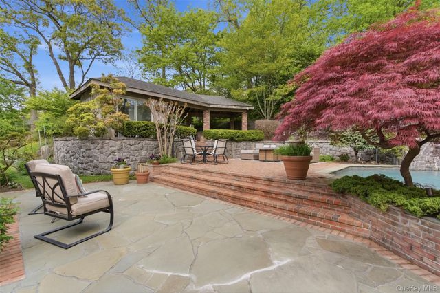 17 Holden Lane, Bayville, NY 11709