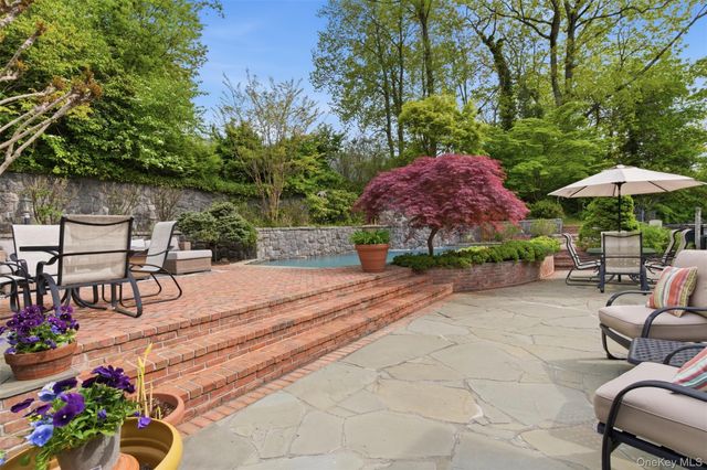 17 Holden Lane, Bayville, NY 11709