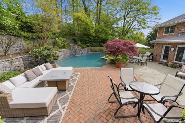 17 Holden Lane, Bayville, NY 11709