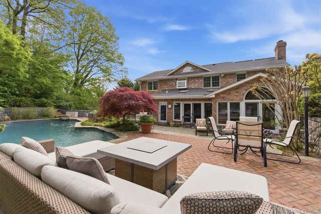 17 Holden Lane, Bayville, NY 11709