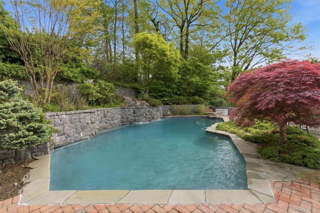 17 Holden Lane, Bayville, NY 11709