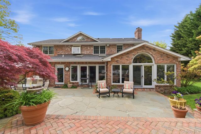 17 Holden Lane, Bayville, NY 11709