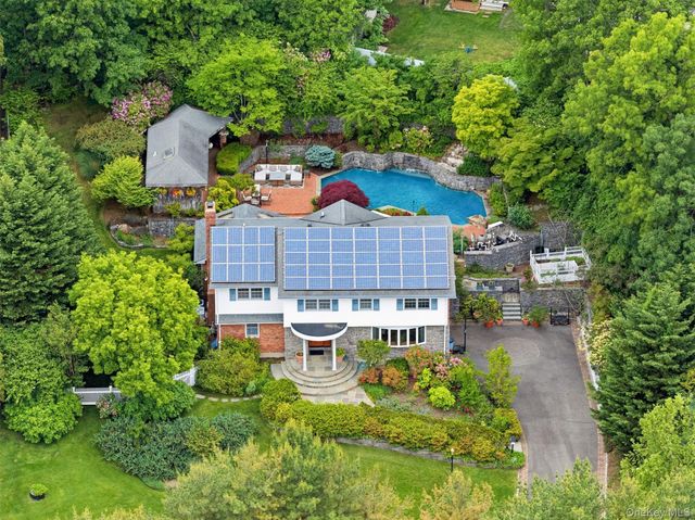 17 Holden Lane, Bayville, NY 11709