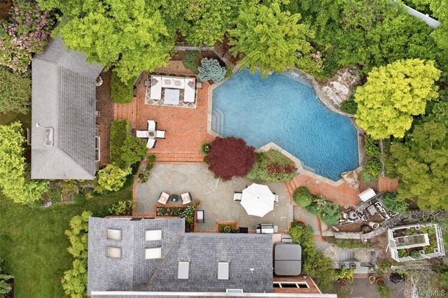 17 Holden Lane, Bayville, NY 11709