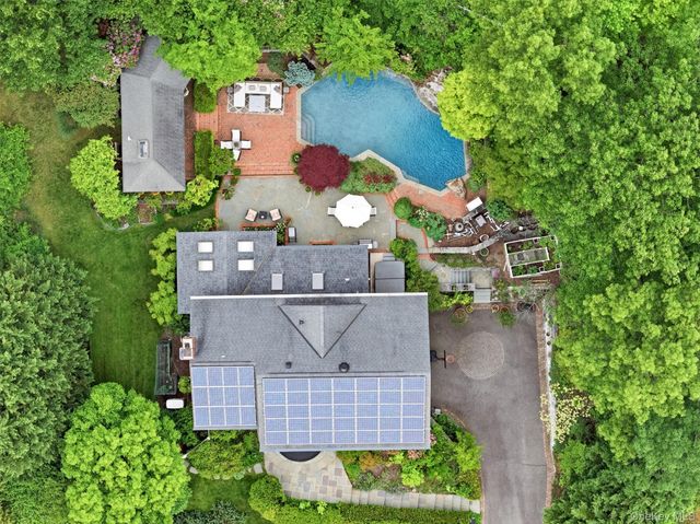17 Holden Lane, Bayville, NY 11709