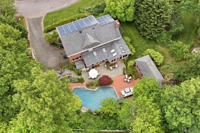 17 Holden Lane, Bayville, NY 11709