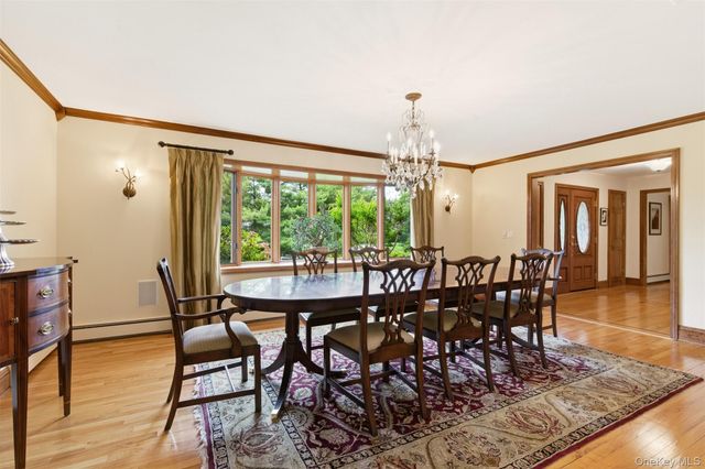 17 Holden Lane, Bayville, NY 11709