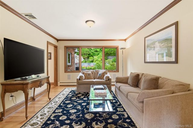 17 Holden Lane, Bayville, NY 11709