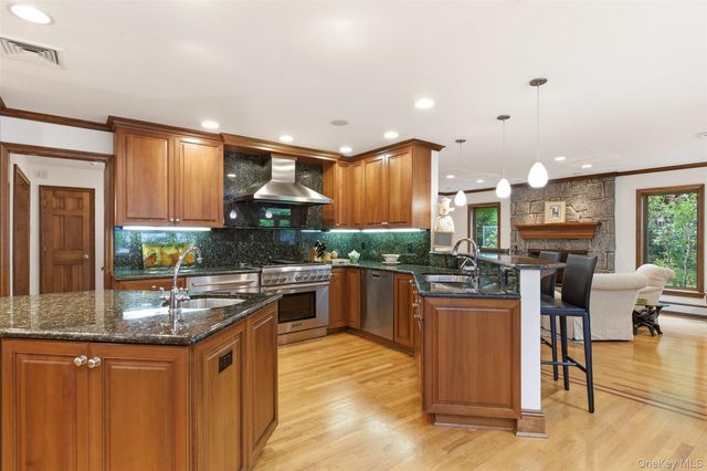17 Holden Lane, Bayville, NY 11709