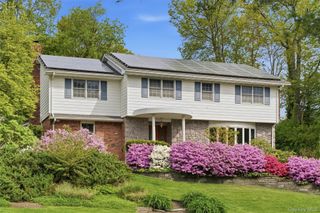 17 Holden Lane, Bayville, NY 11709