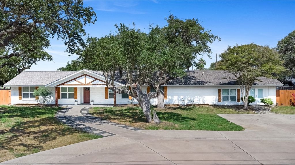 1219 S Church St, Rockport, TX 78382