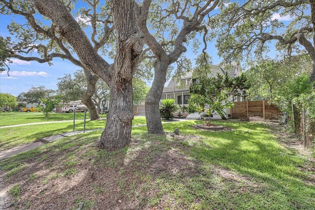 332 N Houston St, Aransas Pass, TX 78336