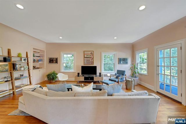 9 Parkway, Montclair, NJ 07042