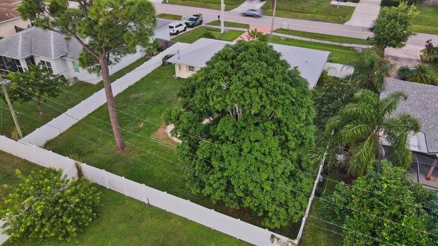 772 SE Thornhill Drive, Port St. Lucie, Port St Lucie, FL 34983