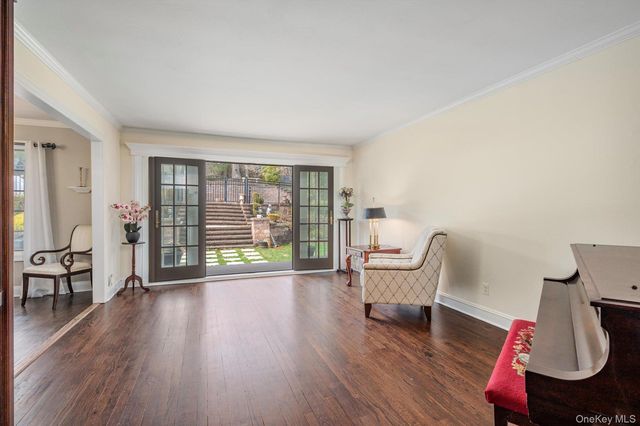 60 Ridge Drive, Plainview, NY 11803