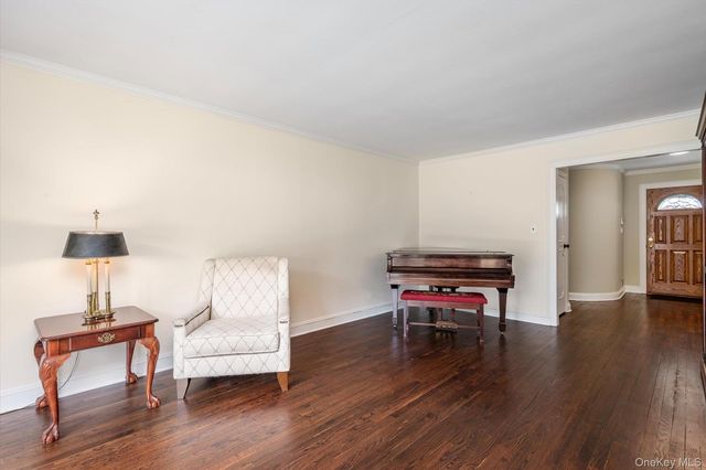 60 Ridge Drive, Plainview, NY 11803