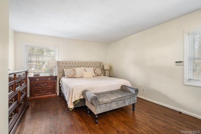 60 Ridge Drive, Plainview, NY 11803