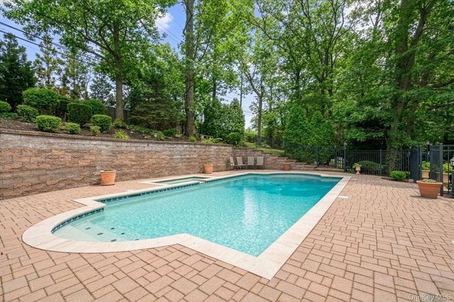 60 Ridge Drive, Plainview, NY 11803