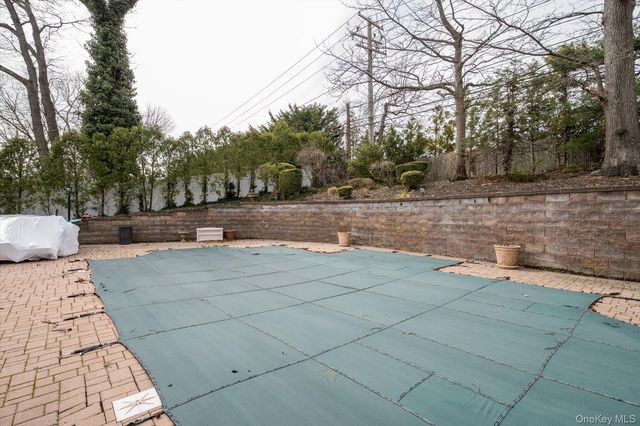 60 Ridge Drive, Plainview, NY 11803