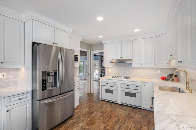 60 Ridge Drive, Plainview, NY 11803