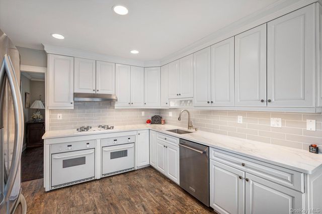 60 Ridge Drive, Plainview, NY 11803