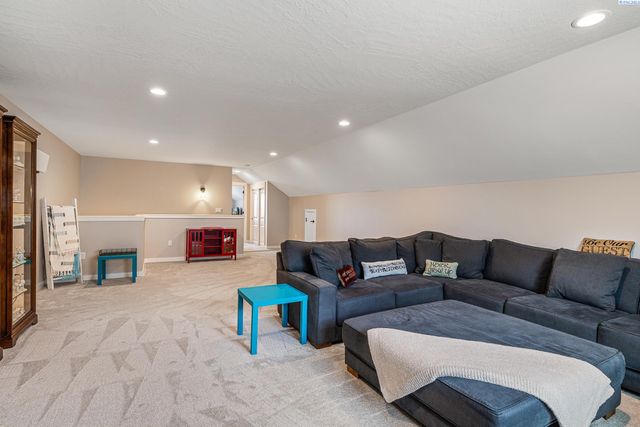 585 Burton Court, Richland, WA 99352