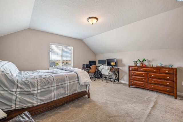 585 Burton Court, Richland, WA 99352
