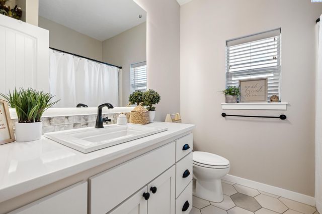 585 Burton Court, Richland, WA 99352