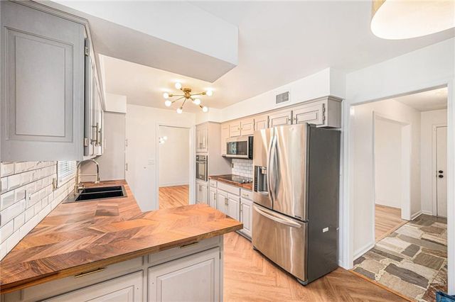 3322 W 95th Street, Leawood, KS 66206