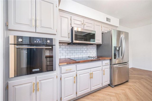 3322 W 95th Street, Leawood, KS 66206