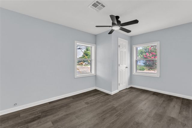 301 E Craven Avenue, Lacy Lakeview, TX 76705