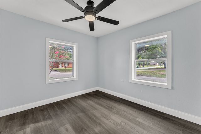 301 E Craven Avenue, Lacy Lakeview, TX 76705