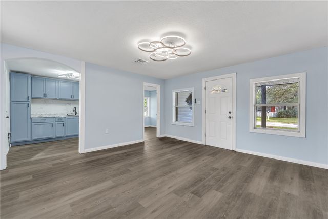 301 E Craven Avenue, Lacy Lakeview, TX 76705