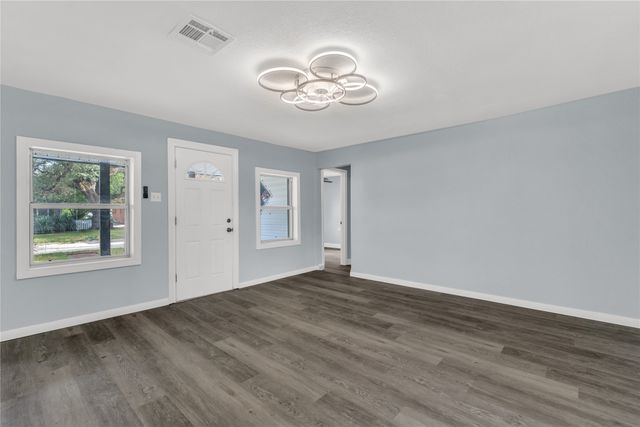 301 E Craven Avenue, Lacy Lakeview, TX 76705