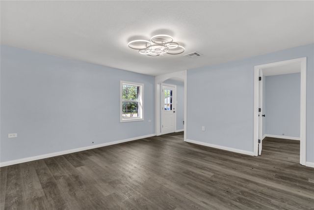 301 E Craven Avenue, Lacy Lakeview, TX 76705