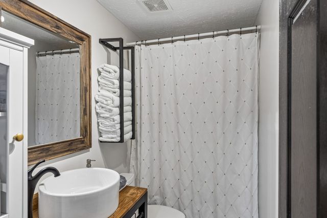 105 Sickler Rd, Hohenwald, TN 38462