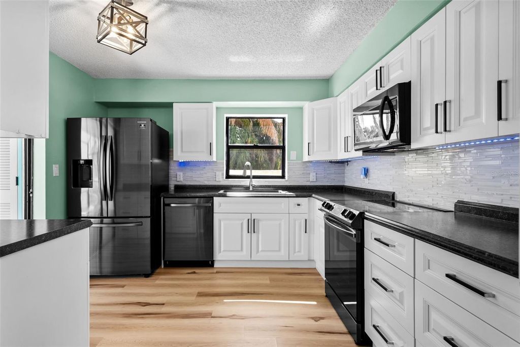 Image 3 of property listing at 6061 FAIRWAY LANE 1411, Bradenton, FL 34210